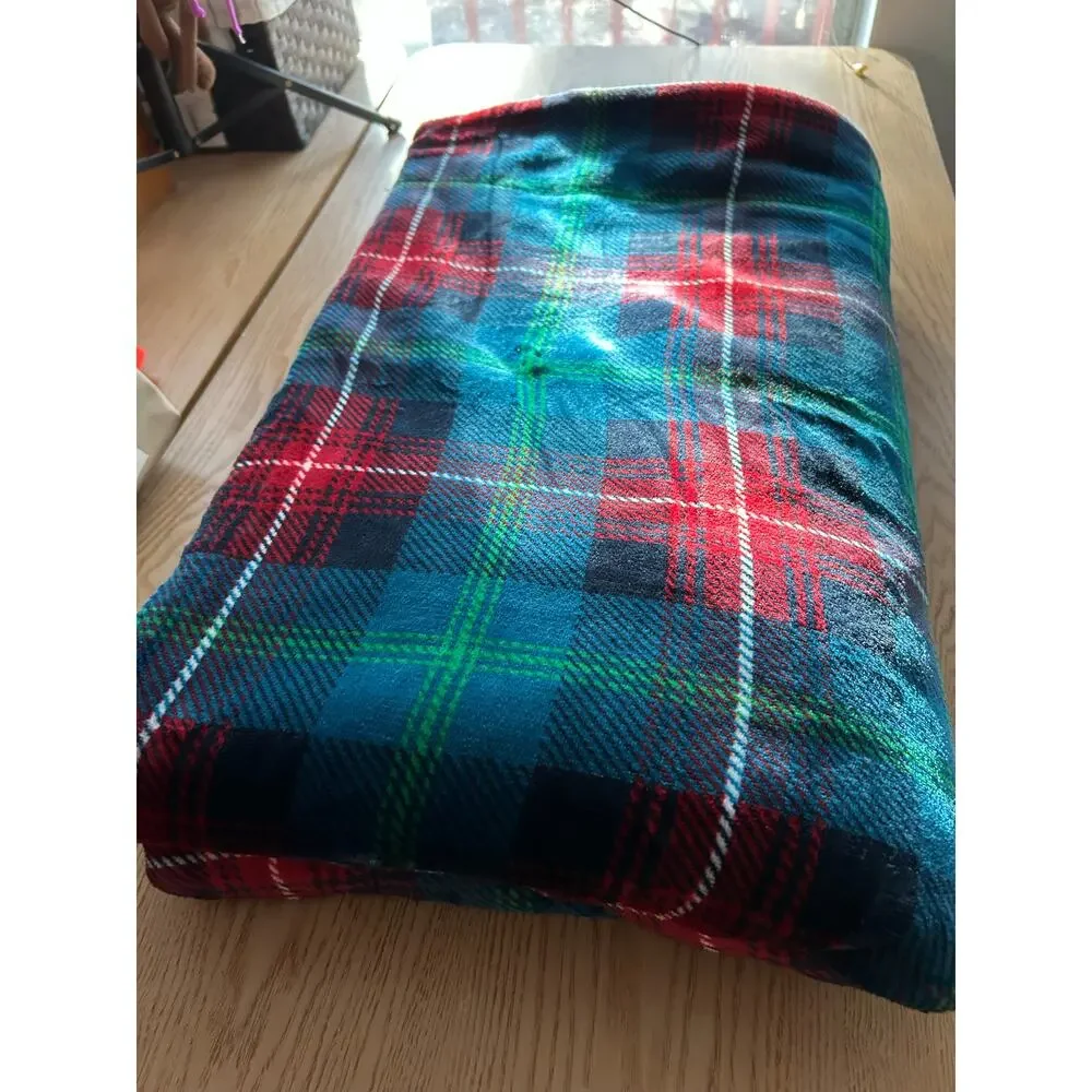 New Threshold Plaid Plush Fleece Throw Blanket Red Green White size 50”x60”